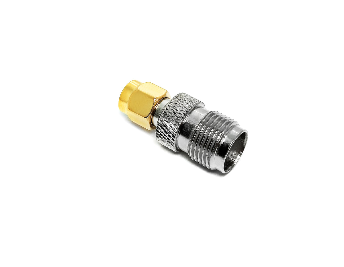 Adaptador TNC hembra a SMA macho. Vista real del producto.