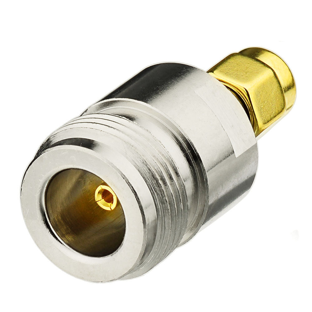 Adaptador SMA macho a N hembra. Producto sobre fondo blanco.