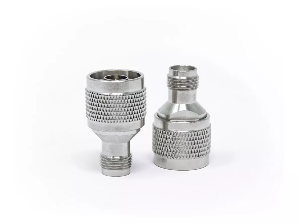 Adaptador TNC hembra a N macho. Vista 5 del producto; las piezas repetidas muestran diferentes ángulos.