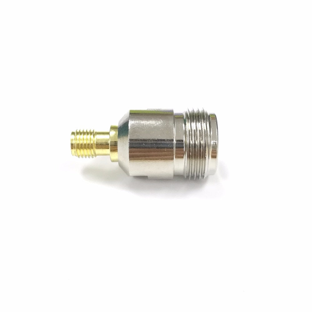 Adaptador SMA hembra a N hembra. Vista 2 del producto; las piezas repetidas muestran diferentes ángulos.