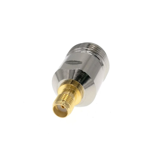 Adaptador SMA hembra a N hembra. Vista 5 del producto; las piezas repetidas muestran diferentes ángulos.