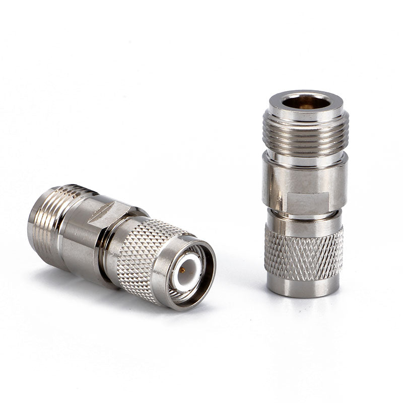 Adaptador TNC macho a N hembra. Vista 3 del producto; las piezas repetidas muestran diferentes ángulos.