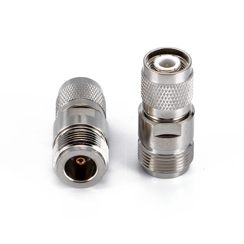 Adaptador TNC macho a N hembra. Vista 4 del producto; las piezas repetidas muestran diferentes ángulos.
