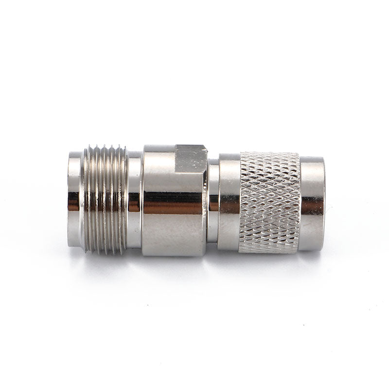 Adaptador TNC macho a N hembra. Vista 5 del producto; las piezas repetidas muestran diferentes ángulos.