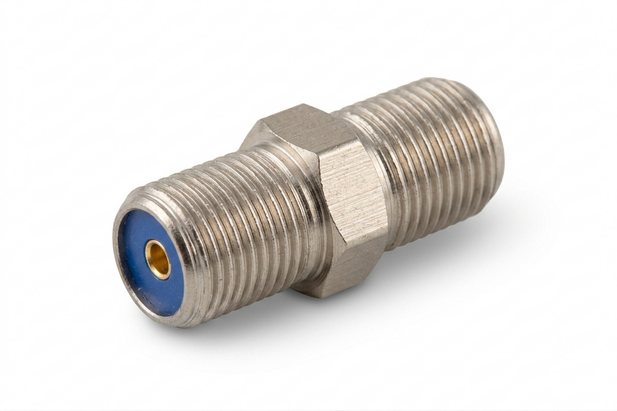 Adaptador coaxial F hembra a coaxial F hembra. Producto sobre fondo blanco.