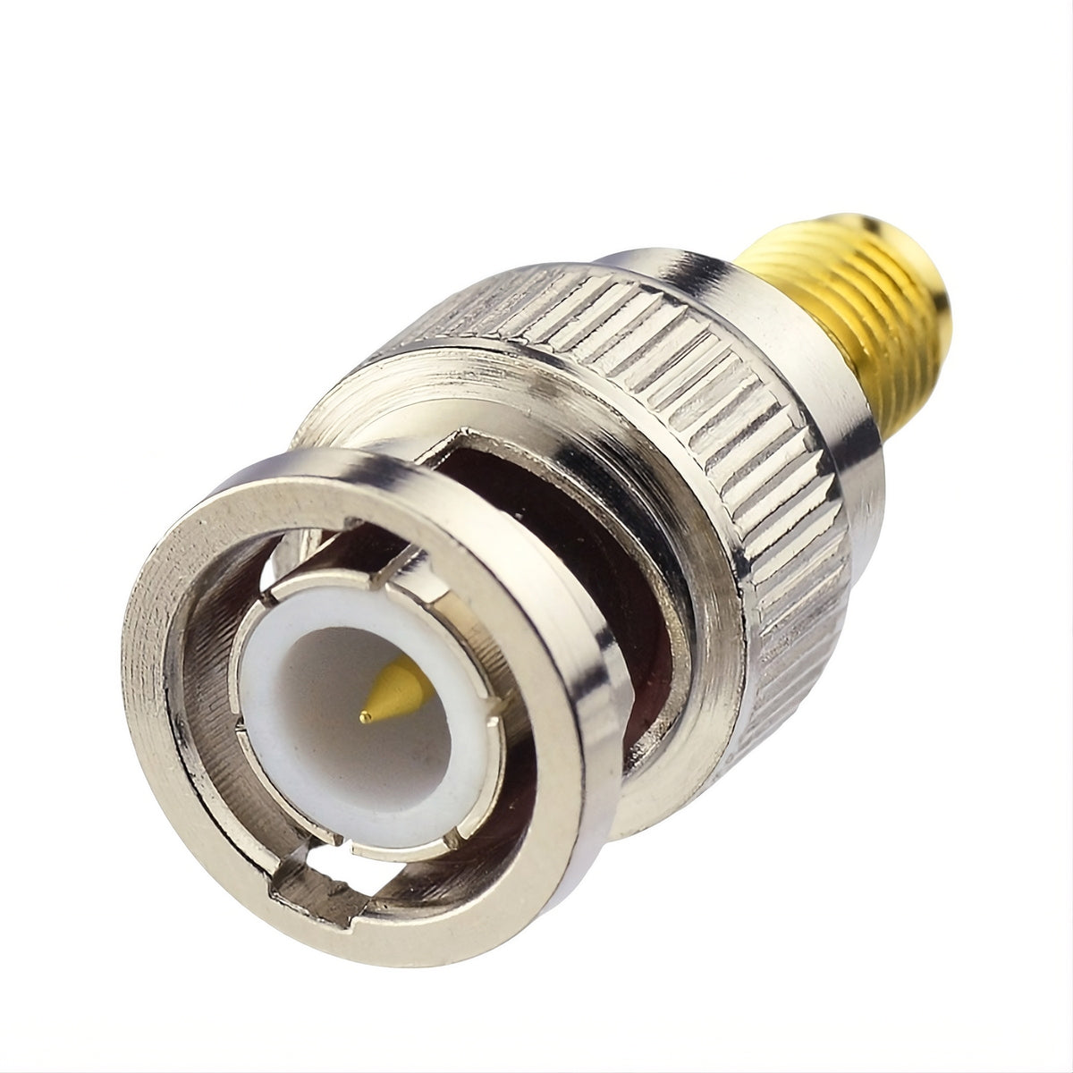 Adaptador BNC macho a SMA hembra. Producto sobre fondo blanco.
