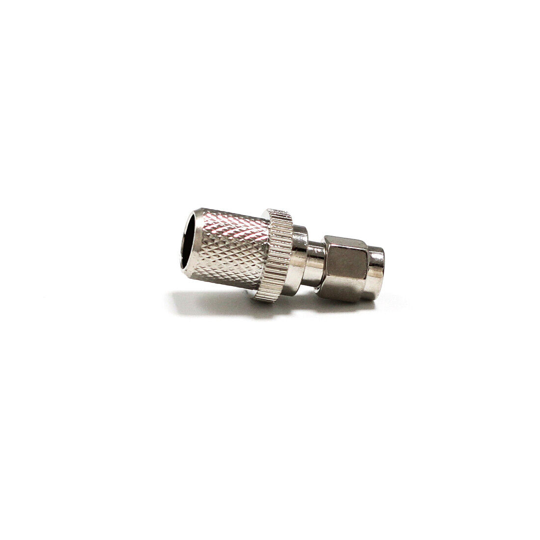 Conector SMA macho para cable RG11. Vista 4 del producto; las piezas repetidas muestran diferentes ángulos.