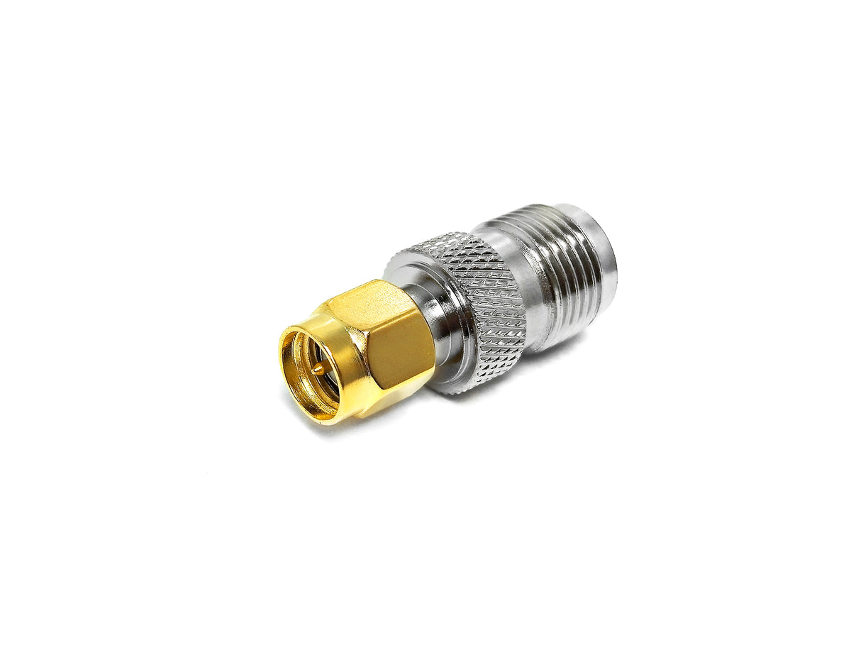 Adaptador TNC hembra a SMA macho. Vista real del producto.