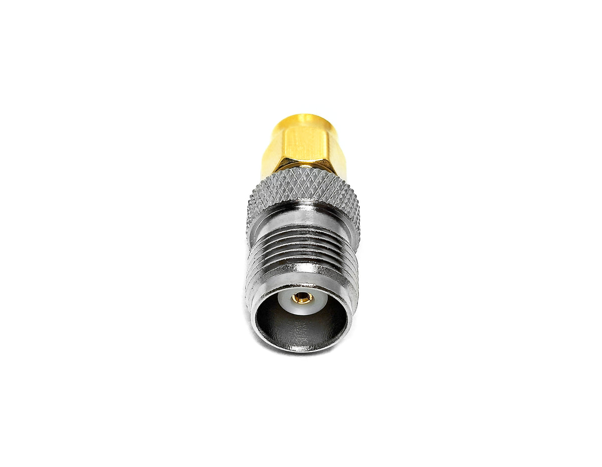Adaptador TNC hembra a SMA macho. Vista real del producto.