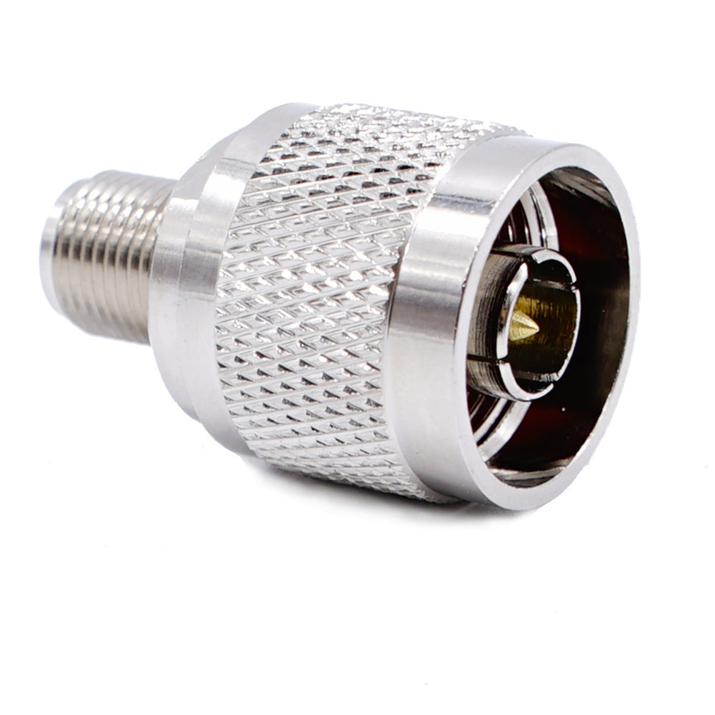 Adaptador coaxial F hembra a N macho. Producto sobre fondo blanco.
