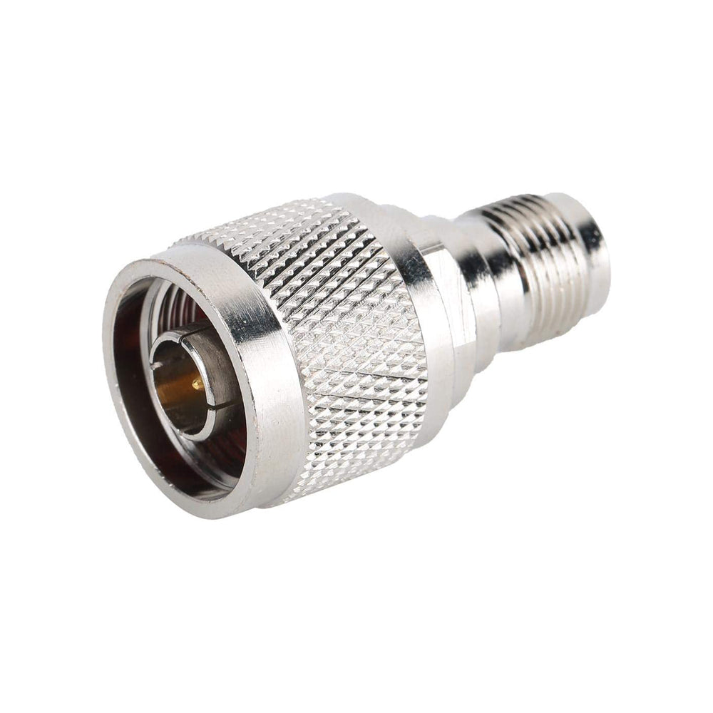 Adaptador TNC hembra a N macho. Producto sobre fondo blanco.