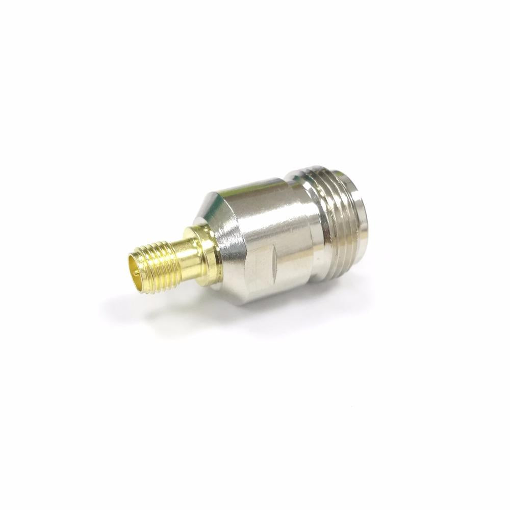 Adaptador SMA hembra a N hembra. Producto sobre fondo blanco.