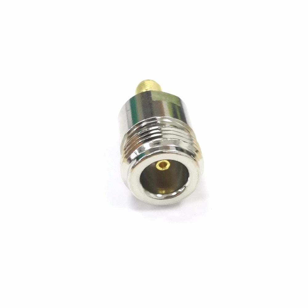 Adaptador SMA hembra a N hembra. Vista 3 del producto; las piezas repetidas muestran diferentes ángulos.