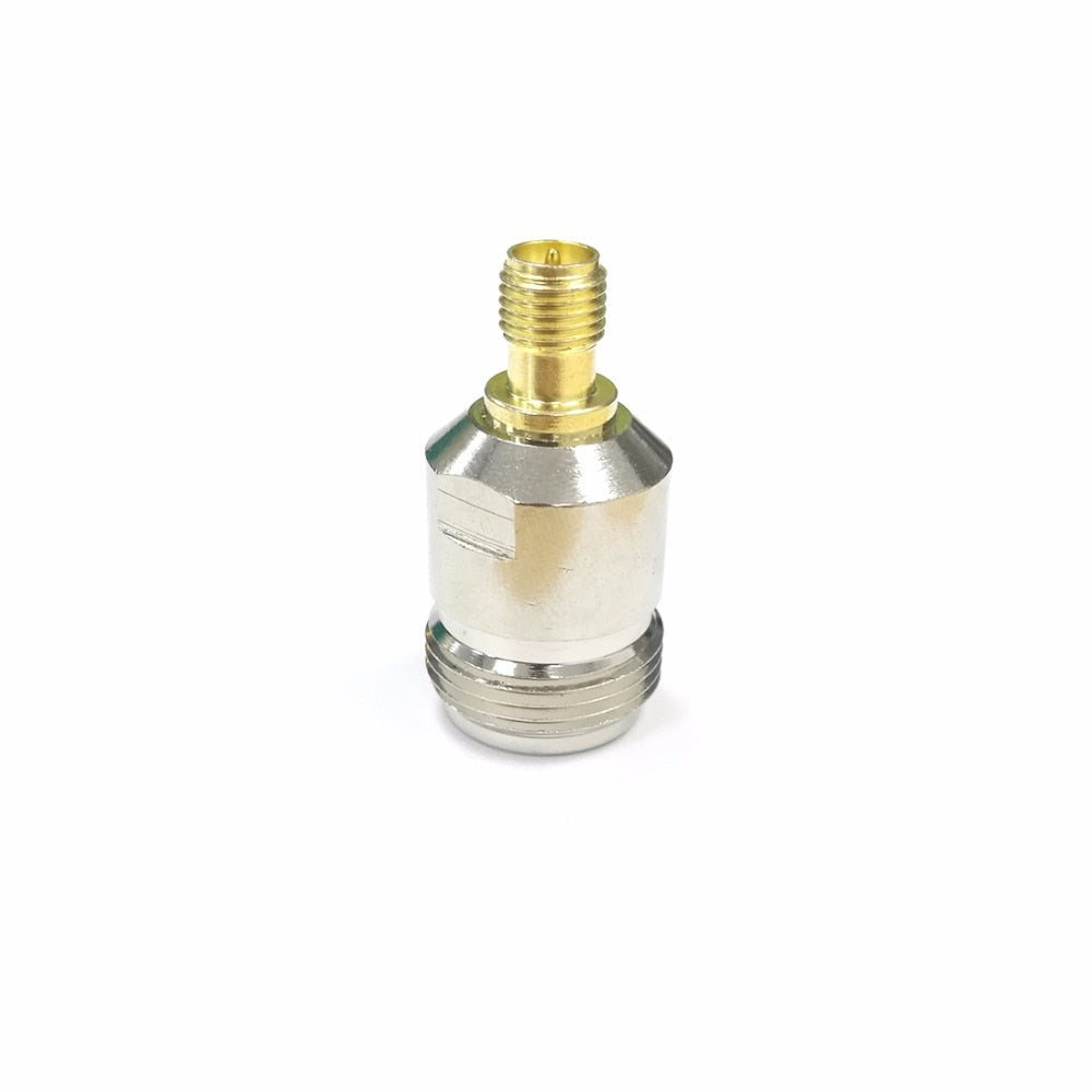 Adaptador SMA hembra a N hembra. Vista 4 del producto; las piezas repetidas muestran diferentes ángulos.