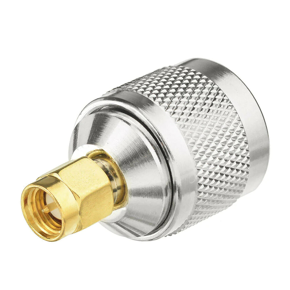 Adaptador SMA macho a N macho. Producto sobre fondo blanco.