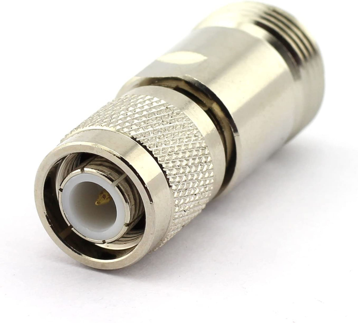 Adaptador TNC macho a N hembra. Producto sobre fondo blanco.