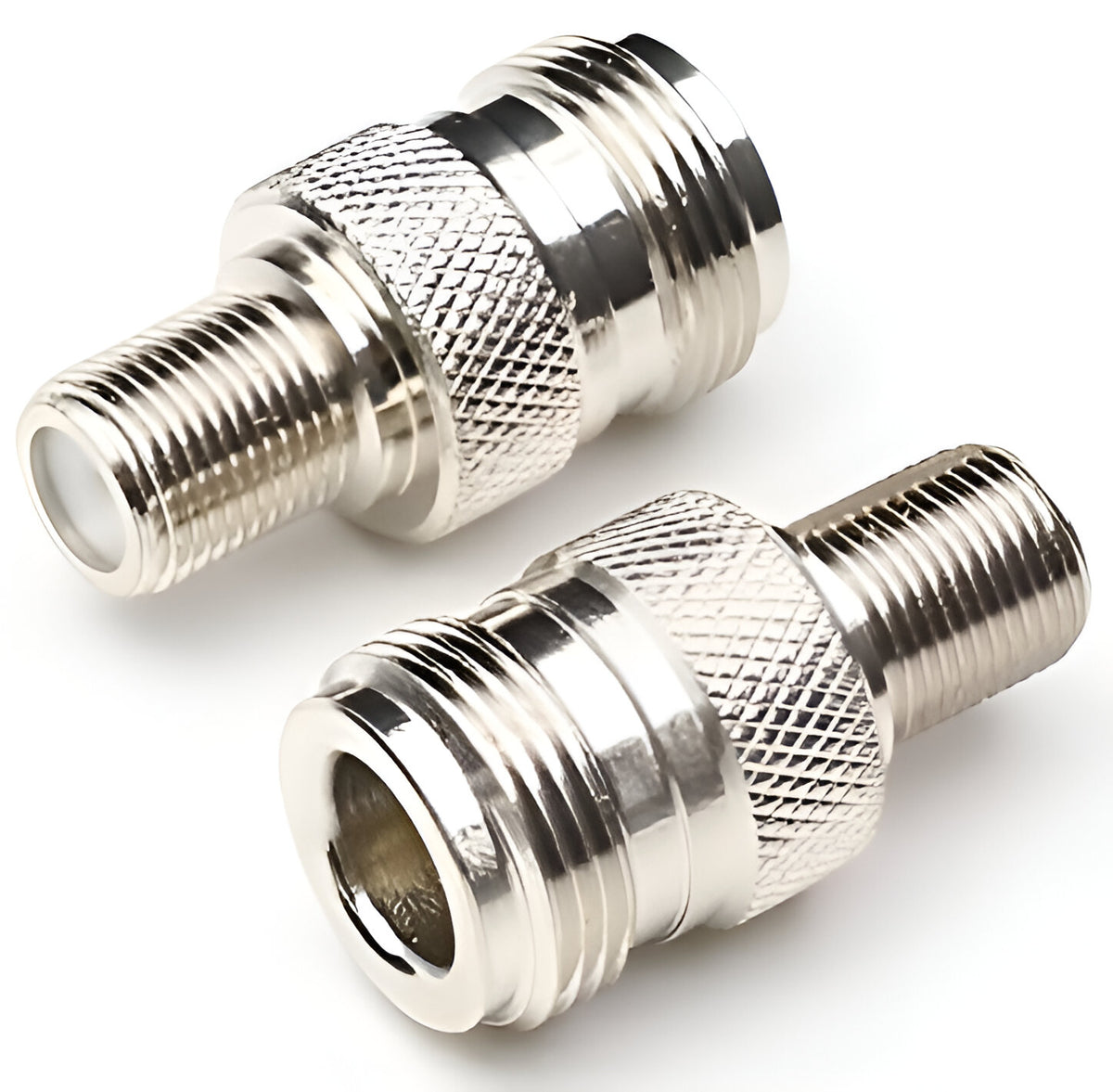 Adaptador coaxial F hembra a N hembra. Vista 2 del producto; las piezas repetidas muestran diferentes ángulos.