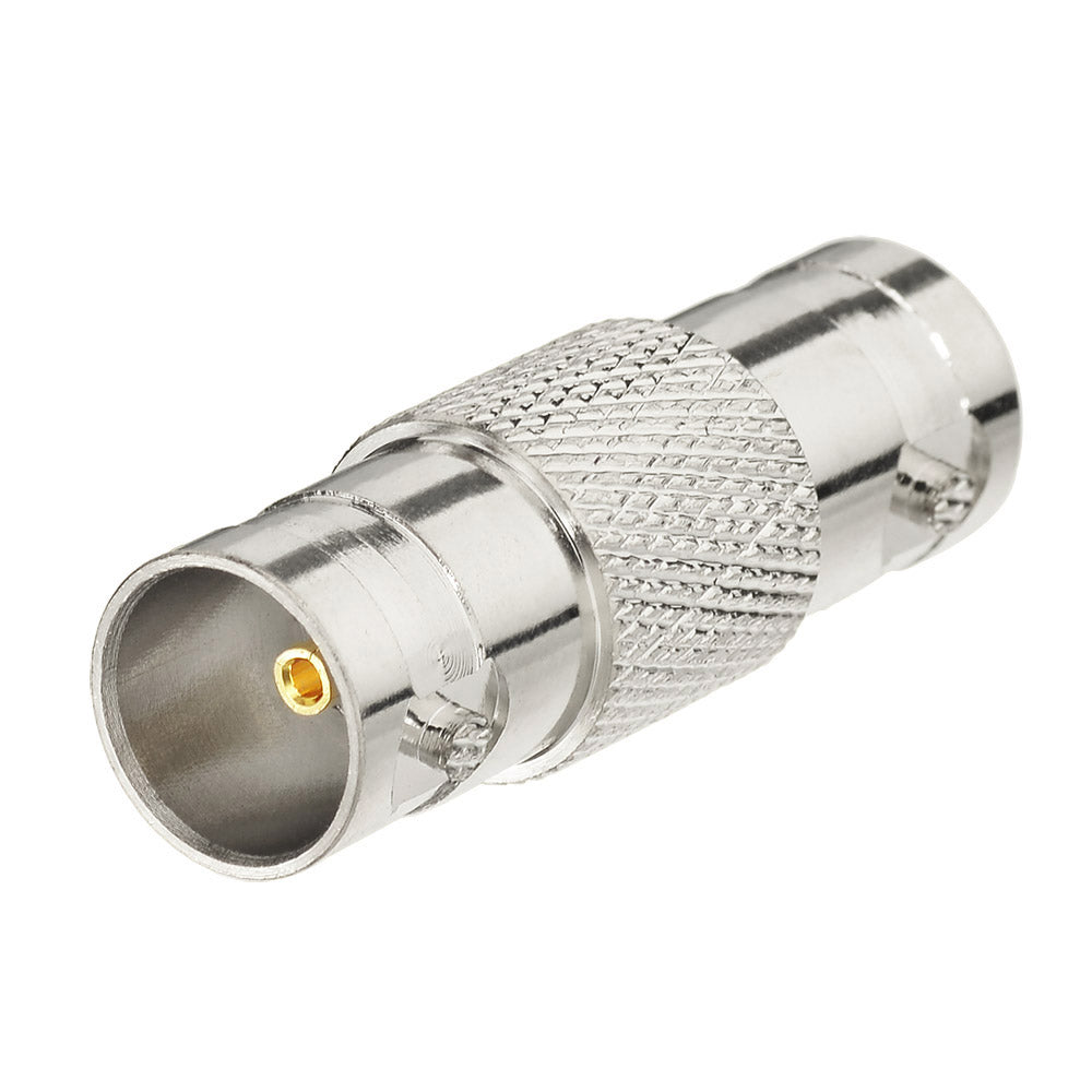 Adaptador BNC hembra a BNC hembra. Producto sobre fondo blanco.