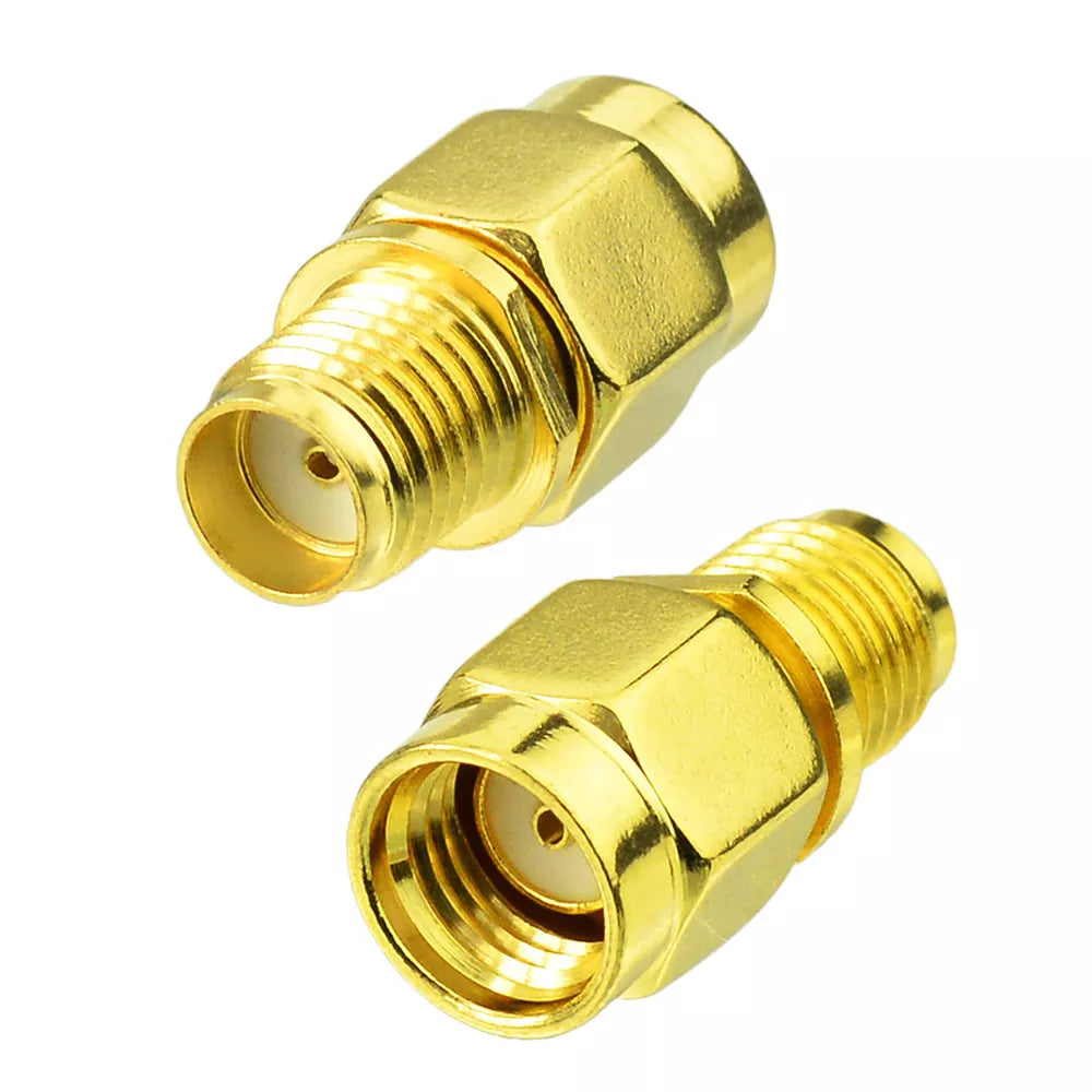 Adaptador RP-SMA macho a SMA hembra. Vista 4 del producto; las piezas repetidas muestran diferentes ángulos.