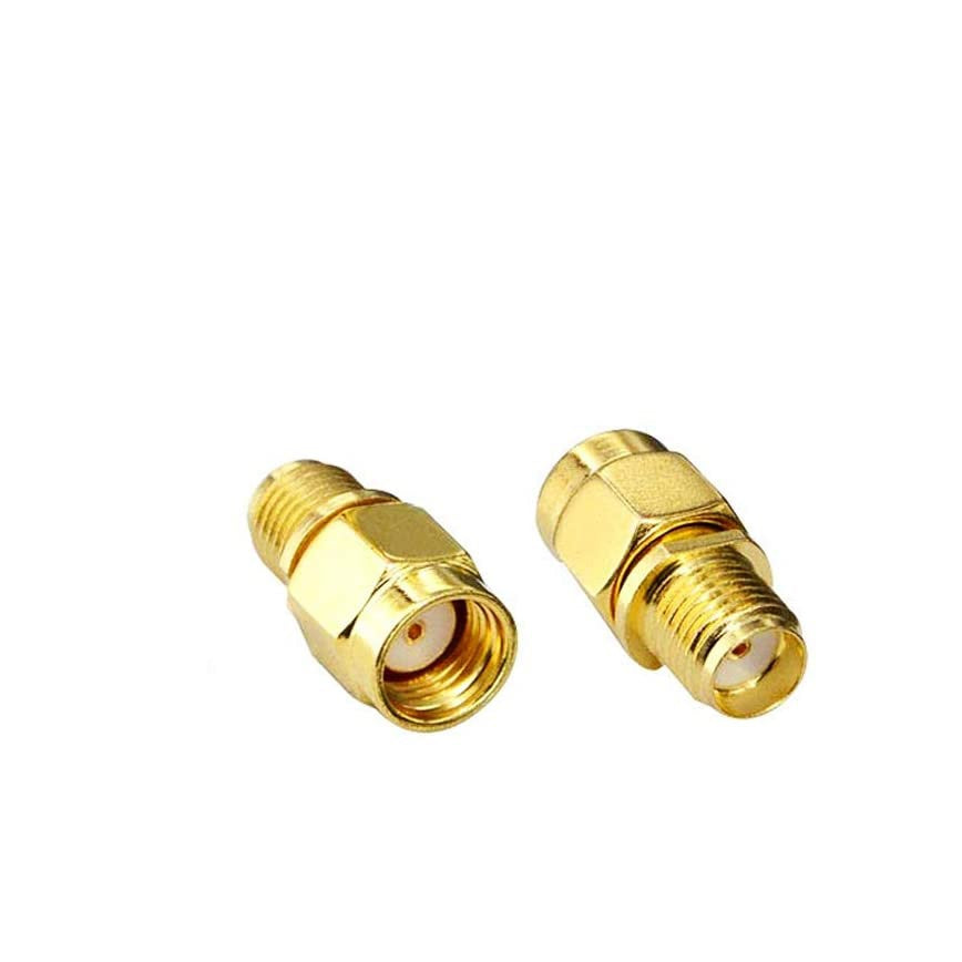 Adaptador RP-SMA macho a SMA hembra. Vista 5 del producto; las piezas repetidas muestran diferentes ángulos.