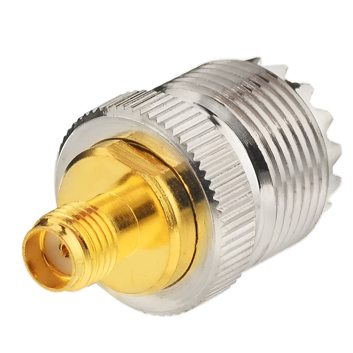 Adaptador SMA hembra a UHF hembra. Producto sobre fondo blanco.