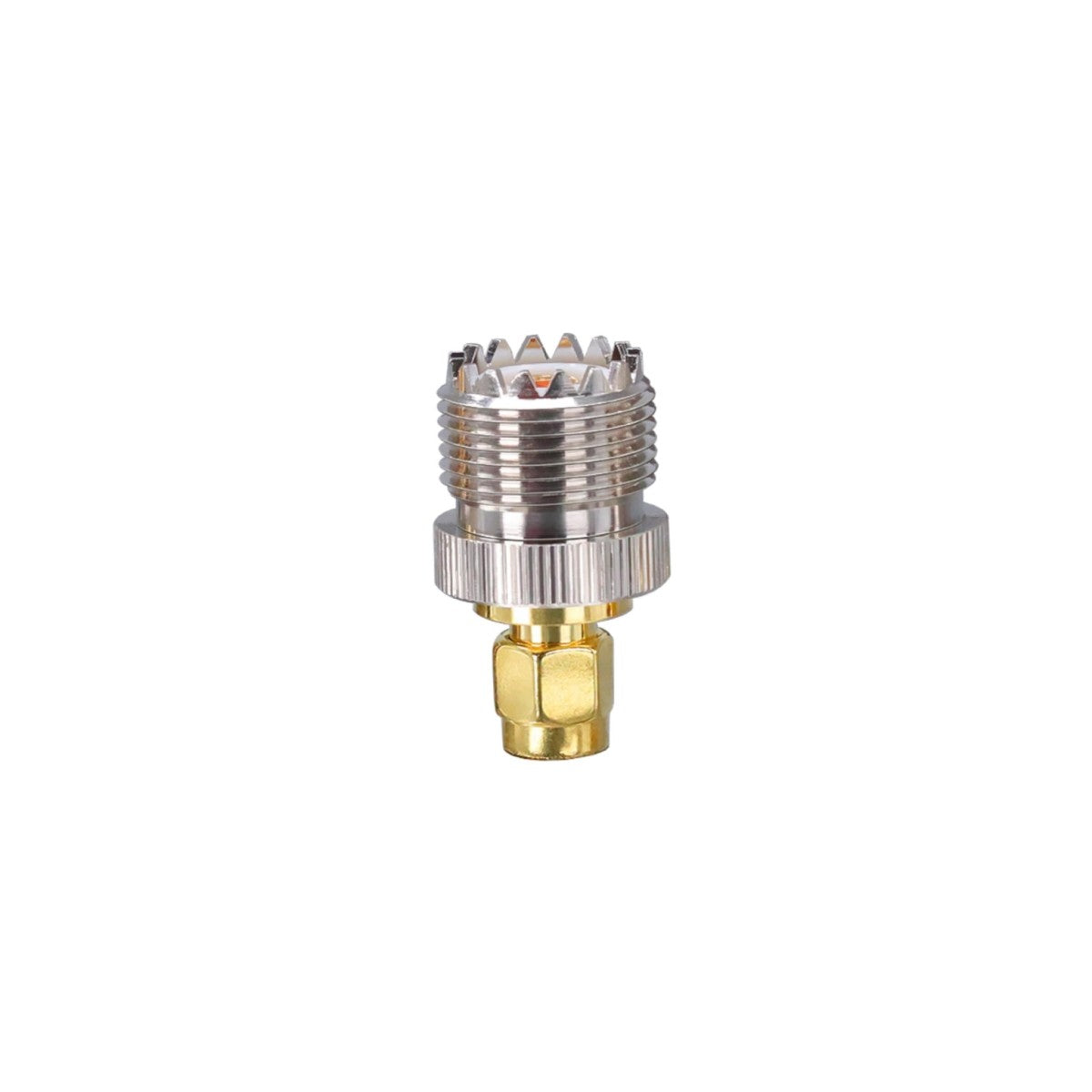 Adaptador UHF hembra a SMA macho. Producto sobre fondo blanco.