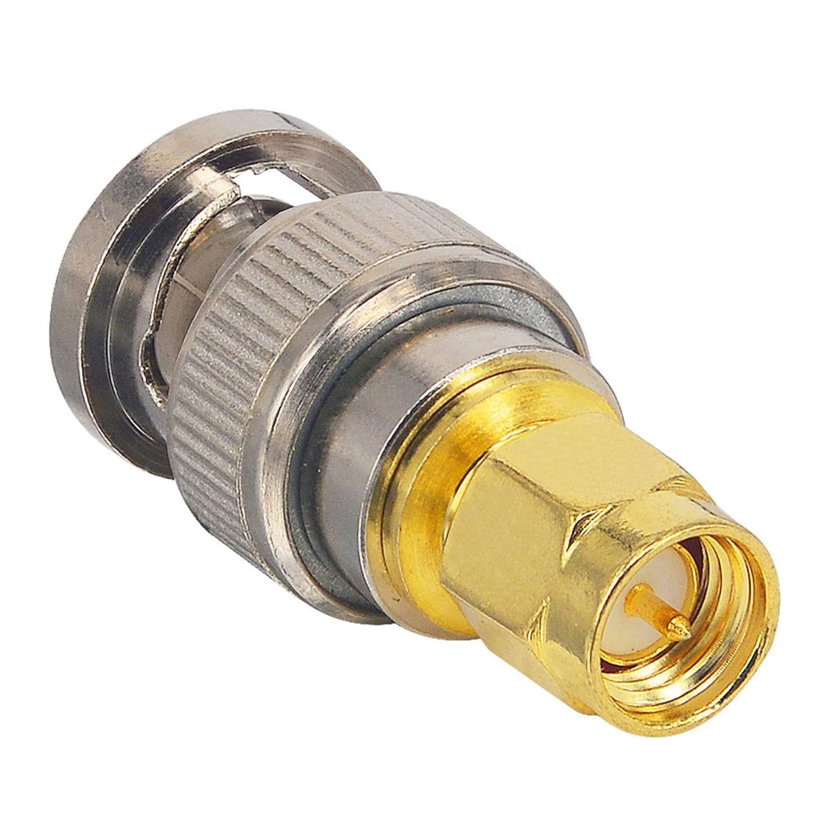 Adaptador BNC macho a SMA macho. Producto sobre fondo blanco.