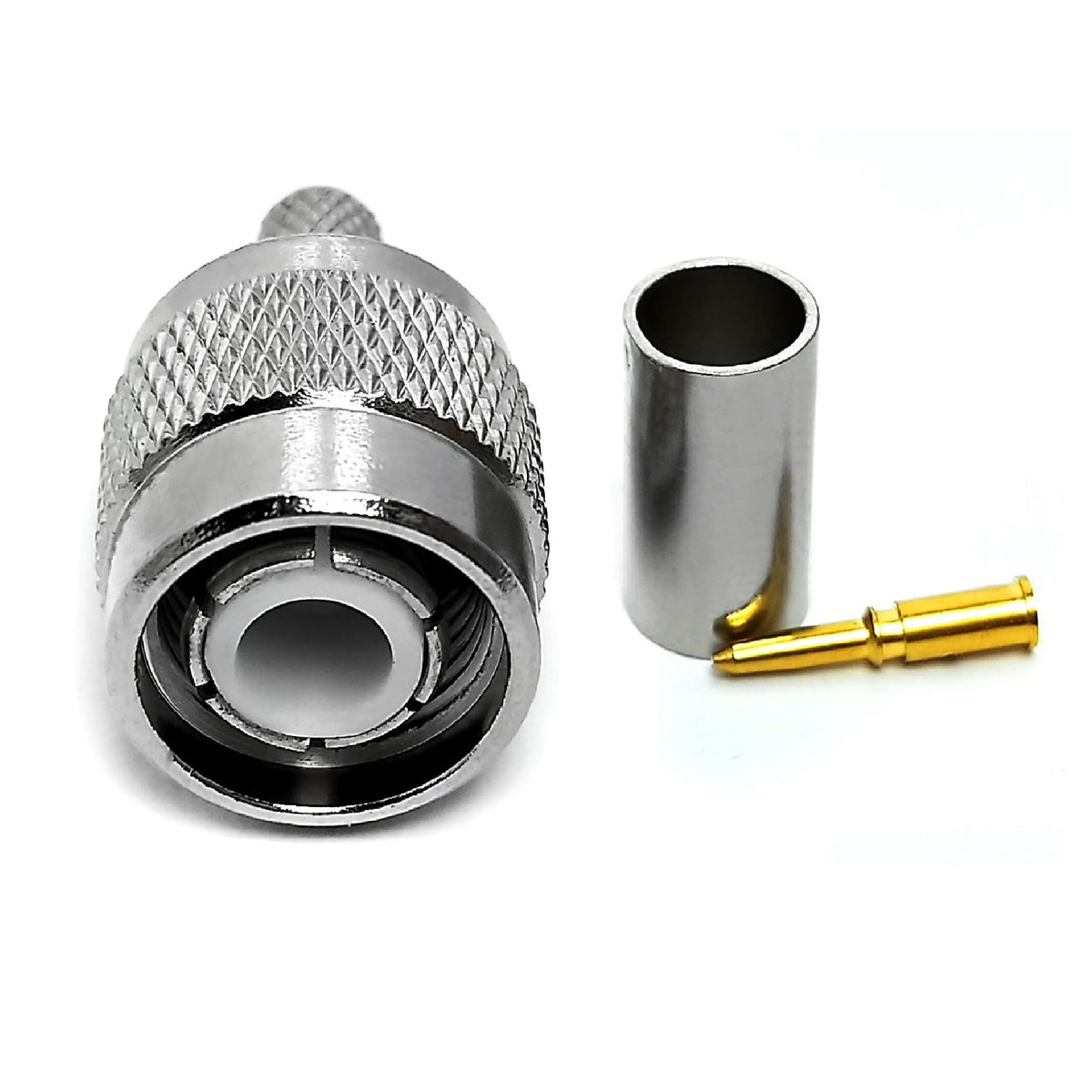 Conector TNC macho para cable RG6. Producto sobre fondo blanco.