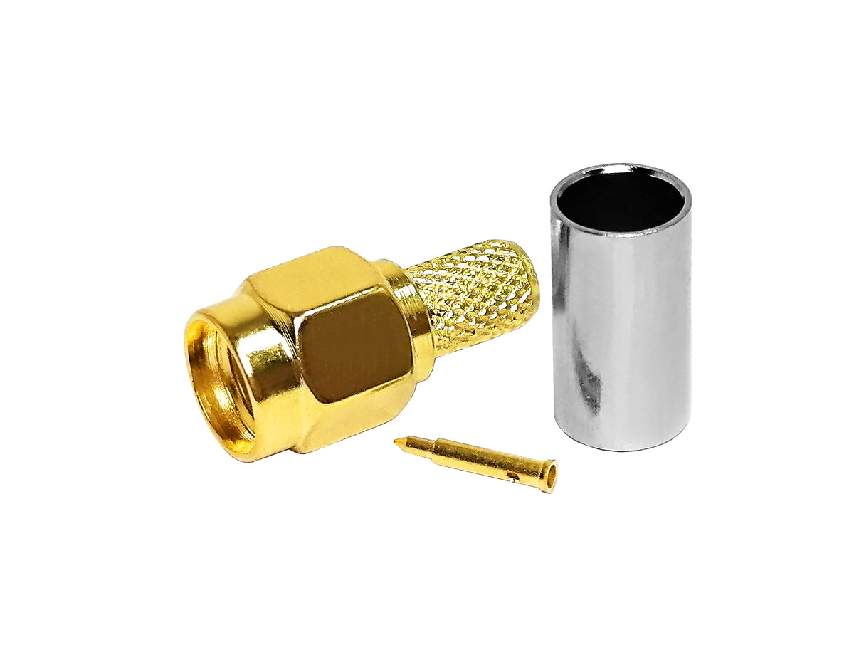 Conector SMA macho para cable RG58. Producto sobre fondo blanco.