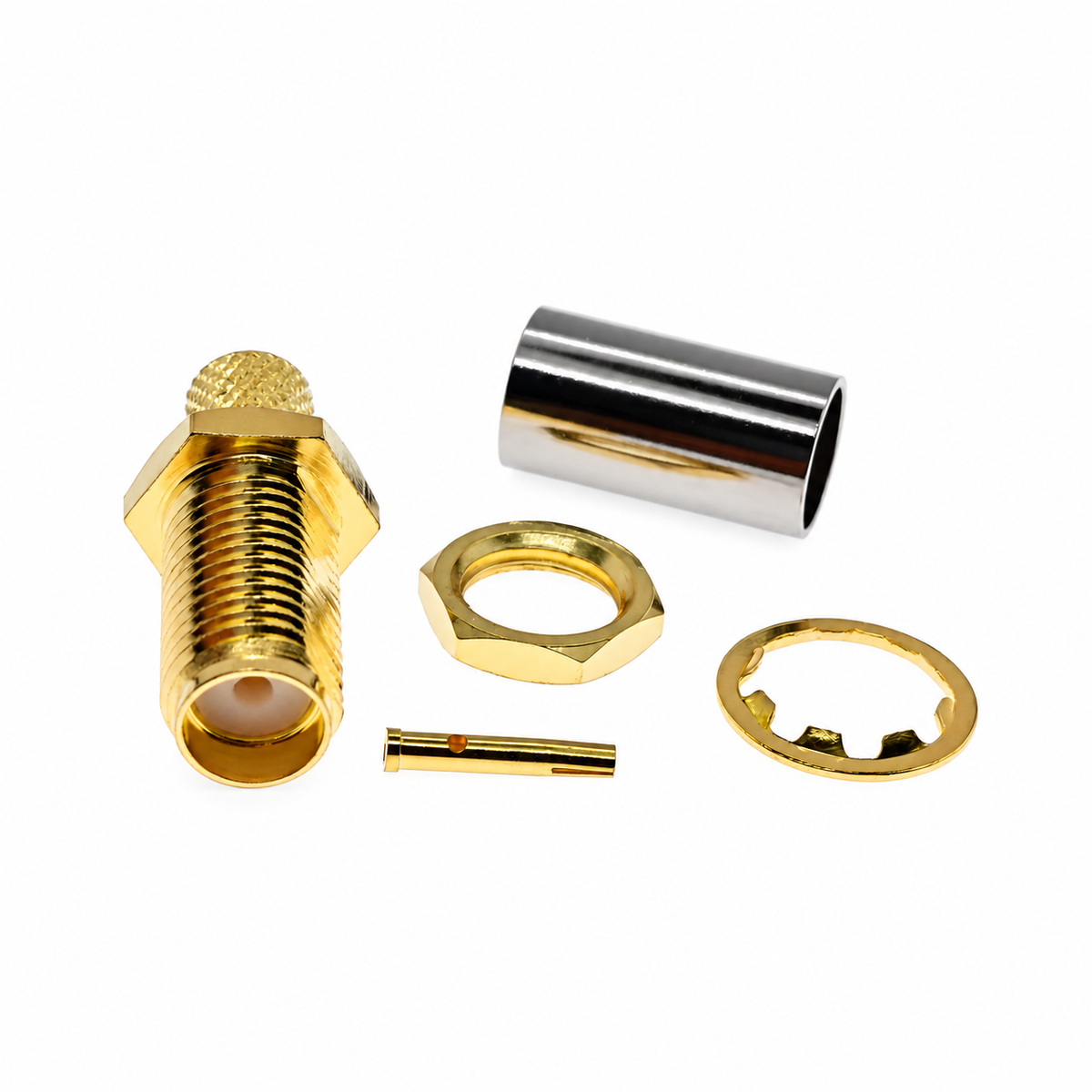 Conector SMA hembra para cable coaxial RG58. Producto y componentes sobre fondo blanco.